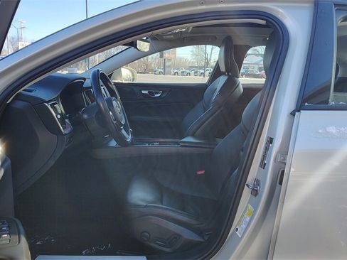 Used 2021 Volvo S60 T6 Momentum w/ Premium Package image 7