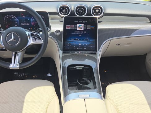 Used 2025 Mercedes-Benz GLC 300 image 12
