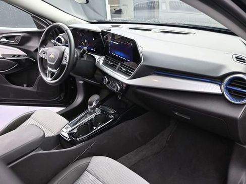 Used 2025 Chevrolet Trax LT w/ LT Convenience Package FWD image 36