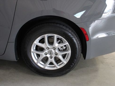 Used 2022 Chrysler Pacifica Touring-L w/ Uconnect Theater Family Group FWD image 29