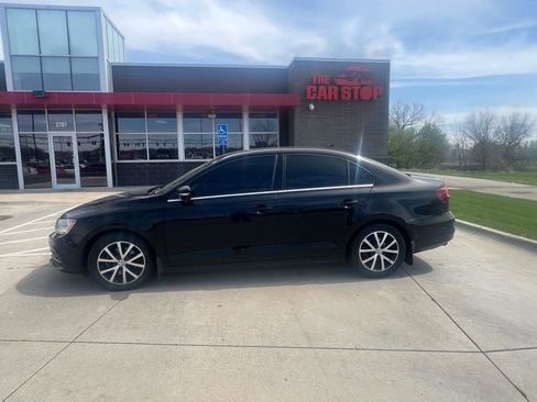 Used 2017 Volkswagen Jetta SE image 1
