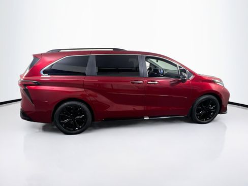Used 2024 Toyota Sienna XSE image 4