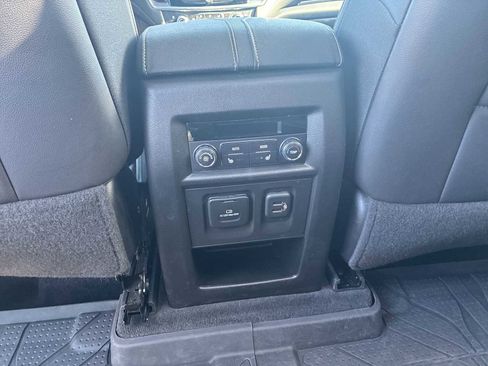 Used 2022 Chevrolet Traverse Premier image 21