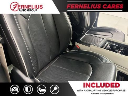Used 2023 Chrysler Pacifica Limited FWD image 32