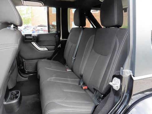 Used 2018 Jeep Wrangler Unlimited Sahara w/ Connectivity Group AWD/4WD image 11
