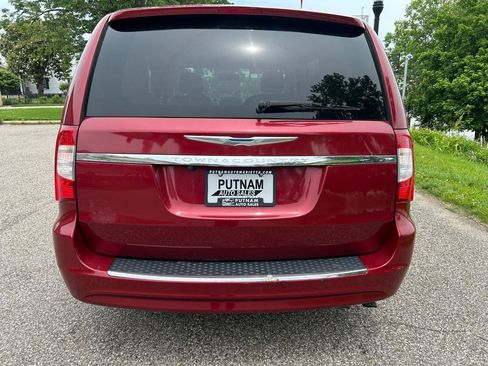 Used 2012 Chrysler Town & Country Touring w/ Entertainment Group #1 FWD image 4