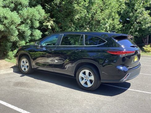 Used 2023 Toyota Highlander LE FWD image 8