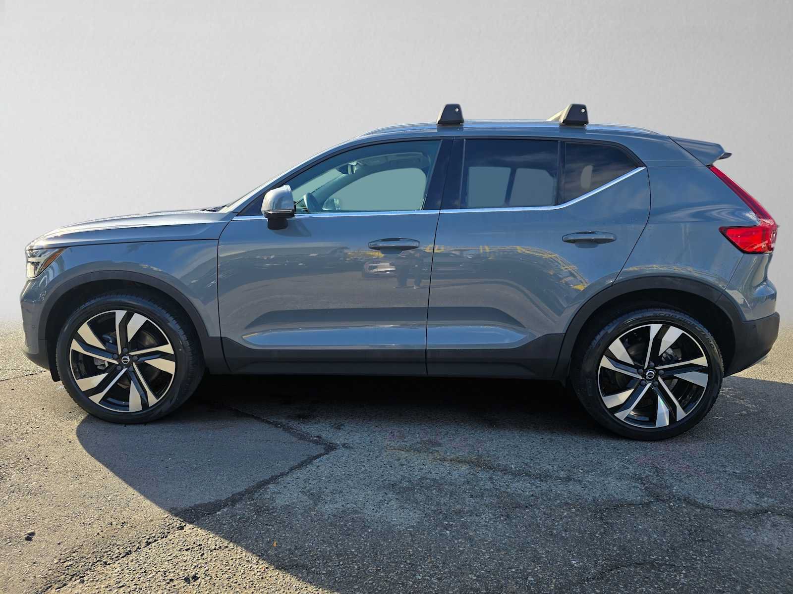 Certified 2023 Volvo XC40 B5 Ultimate w/ Protection Package Premier AWD/4WD image 7