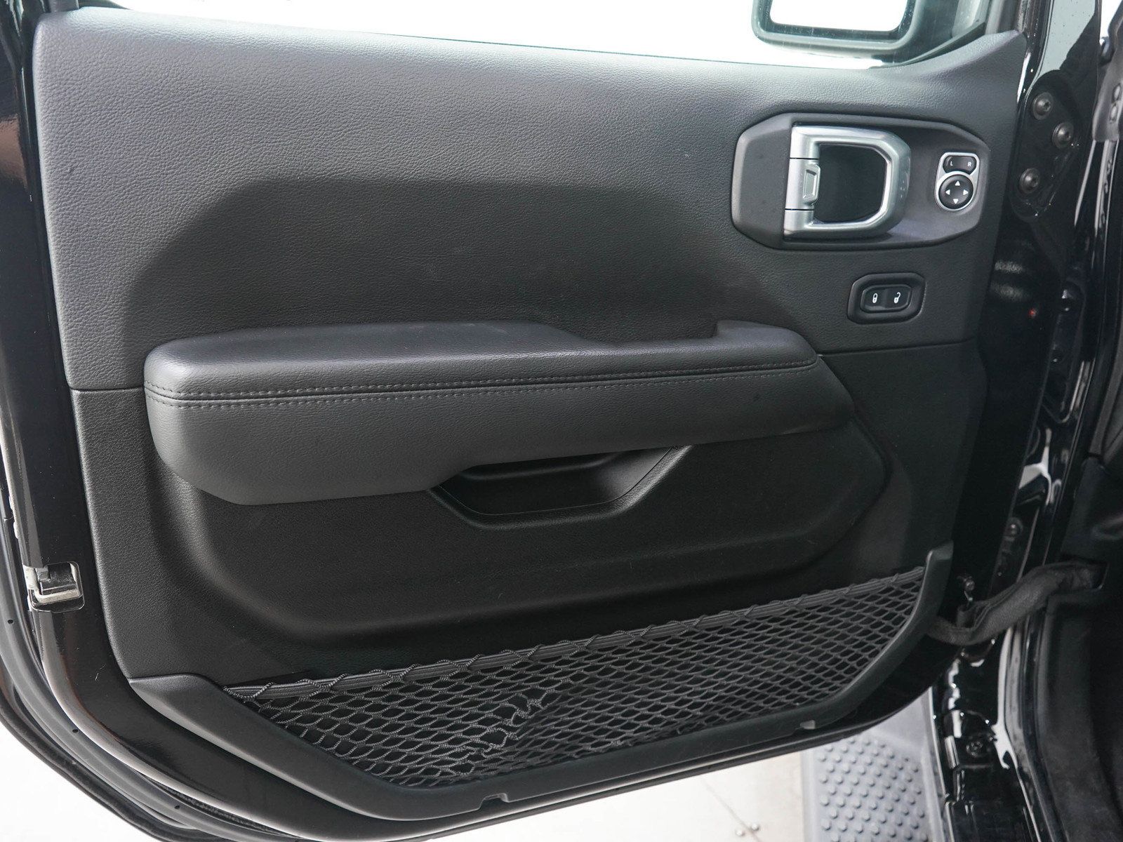 Used 2020 Jeep Wrangler Unlimited Sahara AWD/4WD image 20