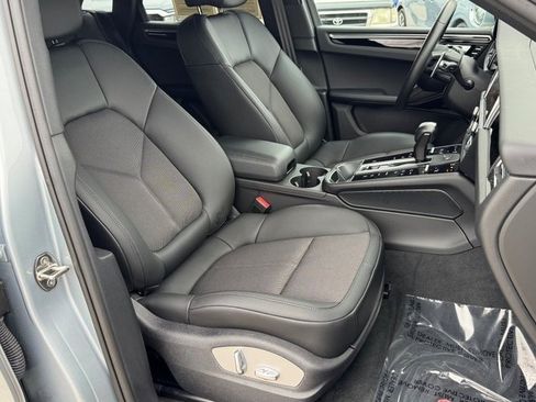 Used 2025 Porsche Macan image 12