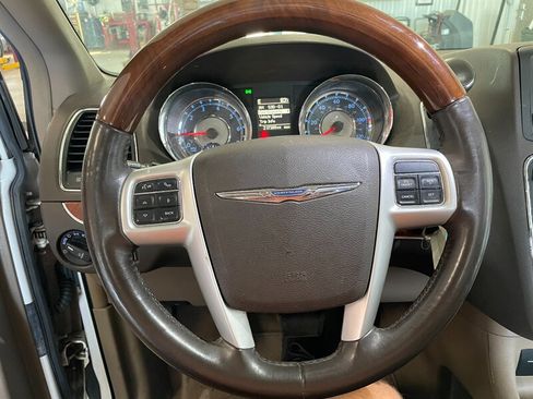 Used 2016 Chrysler Town & Country Limited Platinum FWD image 9