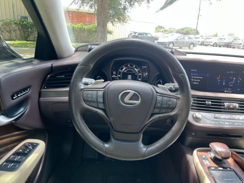 Used 2019 Lexus LS 500 w/ Accessory Package (Z2) RWD image 11