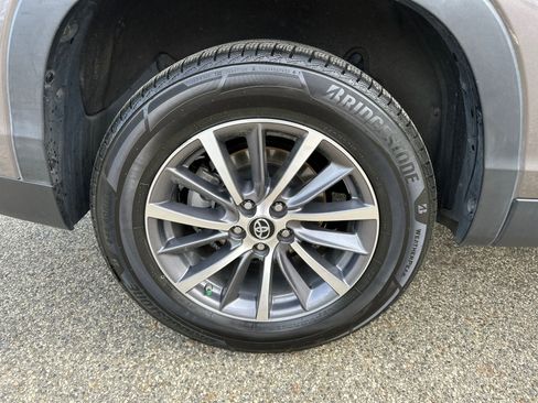 Used 2019 Toyota Highlander XLE FWD image 16