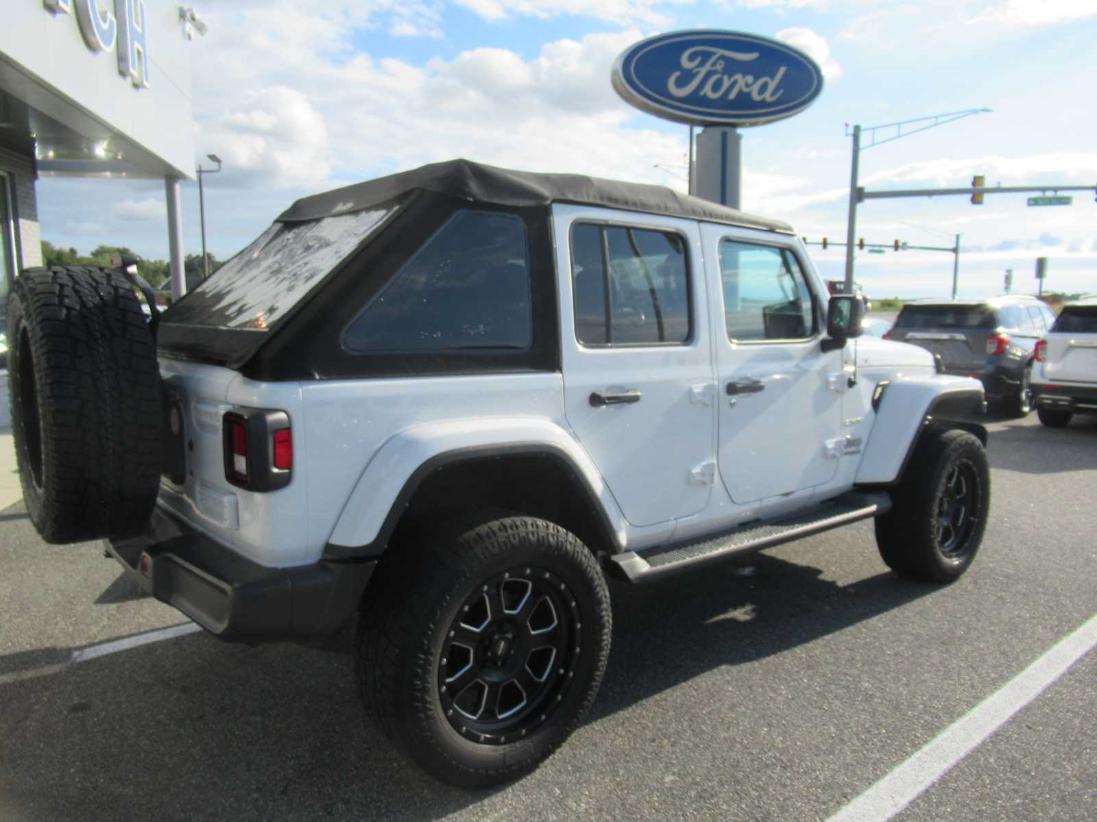 Used 2022 Jeep Wrangler Unlimited Sahara w/ Cold Weather Group AWD/4WD image 5