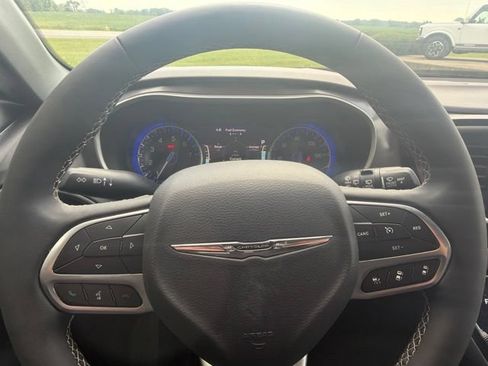 Used 2025 Chrysler Pacifica Select FWD image 16