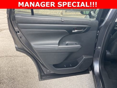 Used 2023 Toyota Highlander XLE image 16