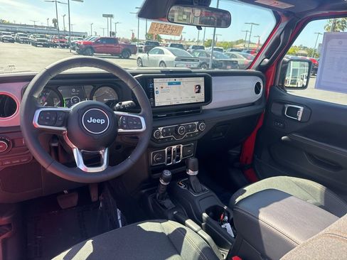 Certified 2025 Jeep Wrangler Unlimited Sahara w/ Safety Group AWD/4WD image 18