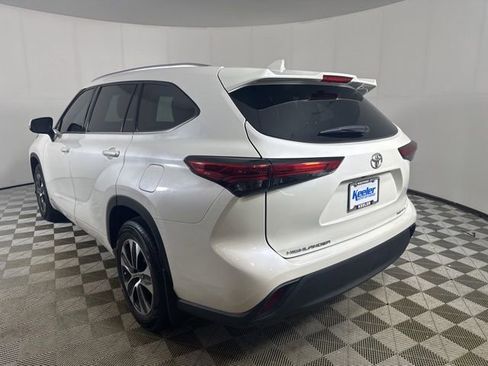 Used 2020 Toyota Highlander XLE AWD/4WD image 5
