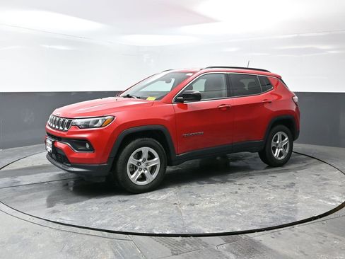 Used 2024 Jeep Compass Latitude image 9