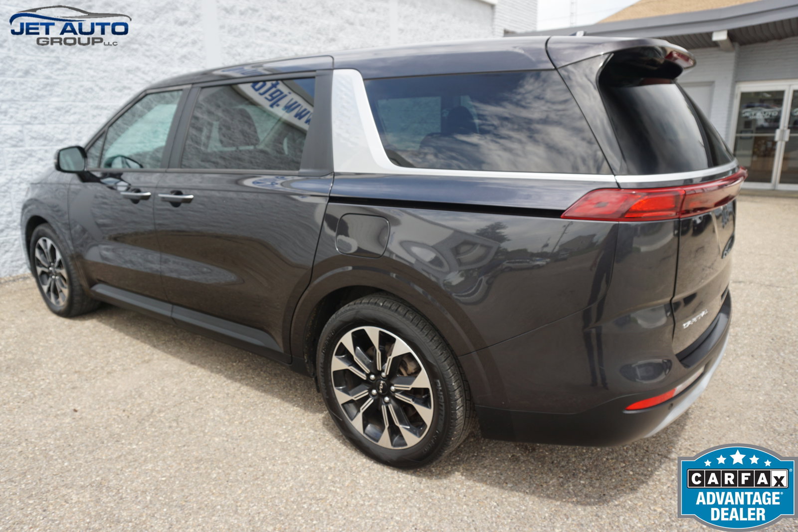 Used 2023 Kia Carnival EX FWD image 8