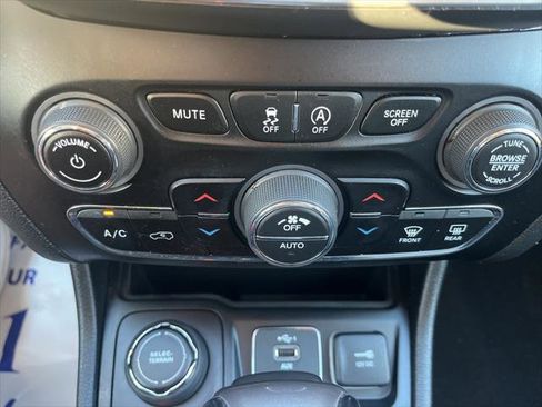 Used 2023 Jeep Cherokee Altitude Lux image 13