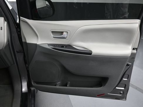 Used 2018 Toyota Sienna LE w/ Carpet Mat Package FWD image 48