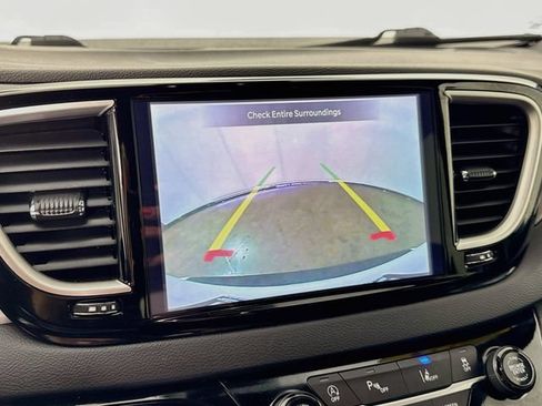 Used 2025 Chrysler Pacifica Select FWD image 13