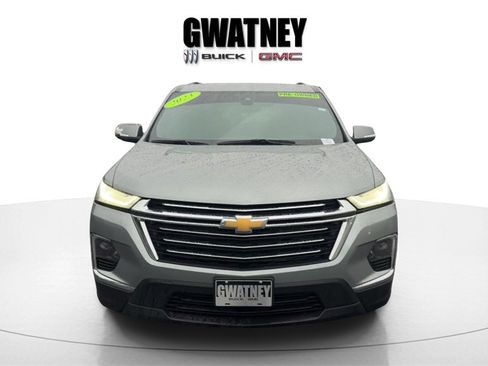 Used 2023 Chevrolet Traverse LT image 1