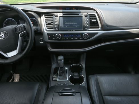 Used 2017 Toyota Highlander Limited AWD/4WD image 14