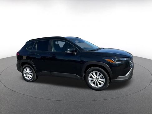 Used 2025 Toyota Corolla Cross LE image 2