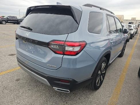 Used 2025 Honda Pilot Touring image 3