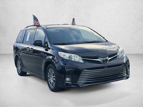 Used 2020 Toyota Sienna XLE image 3