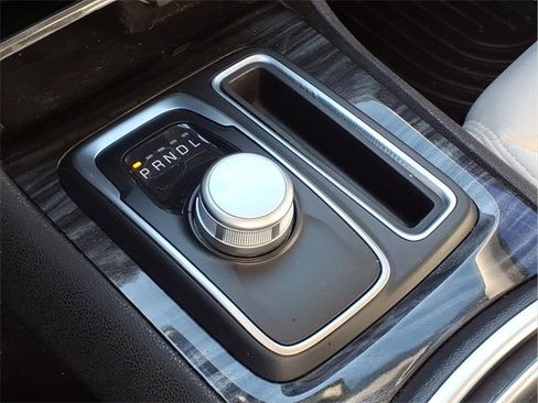 Used 2019 Chrysler 300 Touring w/ Driver Convenience Group image 10