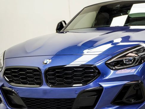 Used 2023 BMW Z4 M40i w/ Premium Package image 2
