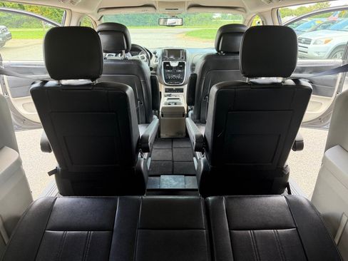 Used 2014 Chrysler Town & Country Touring-L w/ Driver Convenience Group FWD image 27