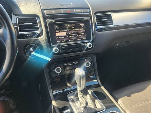 Used 2015 Volkswagen Touareg Sport image 20