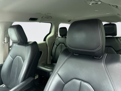 Used 2023 Chrysler Pacifica Touring-L FWD image 9