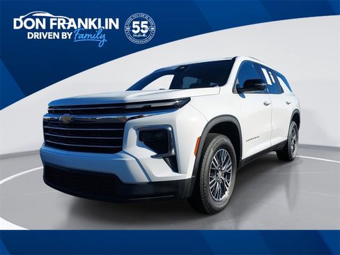 Used 2025 Chevrolet Traverse LT image 1