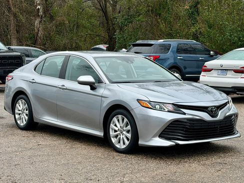 Used 2020 Toyota Camry LE image 1