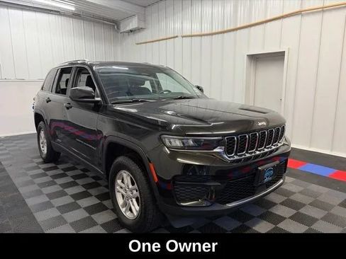Used 2023 Jeep Grand Cherokee Laredo AWD/4WD image 3