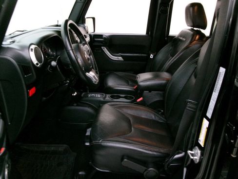 Used 2016 Jeep Wrangler Unlimited Rubicon image 14