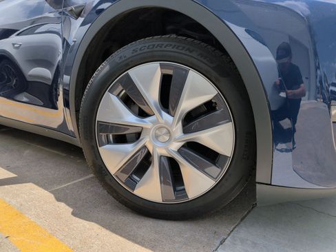 Used 2024 Tesla Model Y Long Range AWD/4WD image 13