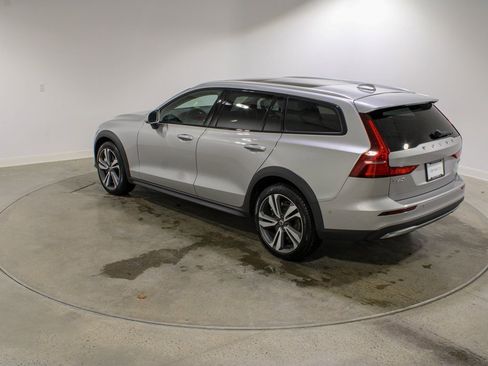 Used 2025 Volvo V60 B5 Cross Country Plus image 3