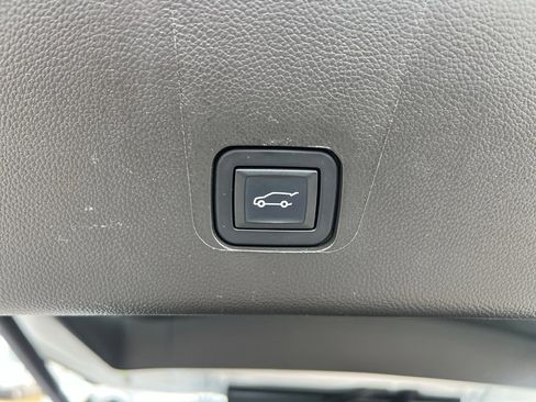 Used 2023 Chevrolet Traverse LT image 28