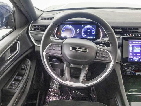 New 2025 Jeep Grand Cherokee Altitude image 29