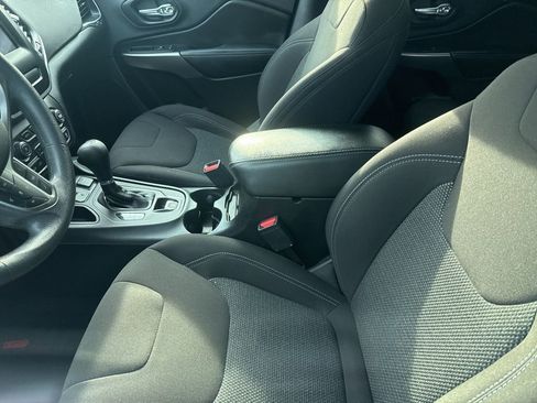 Used 2019 Jeep Cherokee Latitude w/ Popular Appearance Group image 9