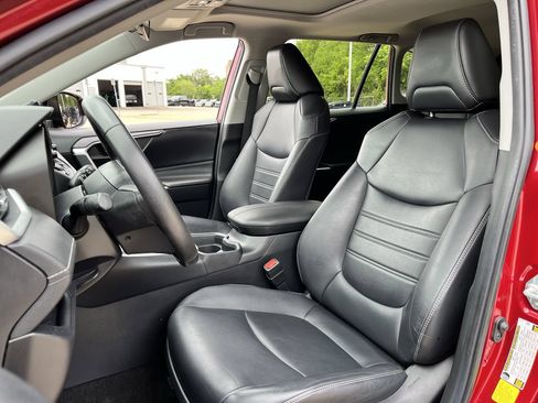 Used 2019 Toyota RAV4 XLE Premium FWD image 23