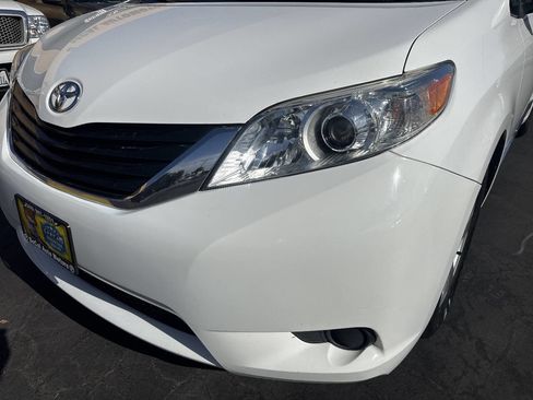 Used 2014 Toyota Sienna LE FWD image 37