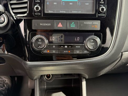 Used 2016 Mitsubishi Outlander SE image 21