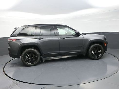Used 2025 Jeep Grand Cherokee Limited w/ Black Appearance Package AWD/4WD image 9